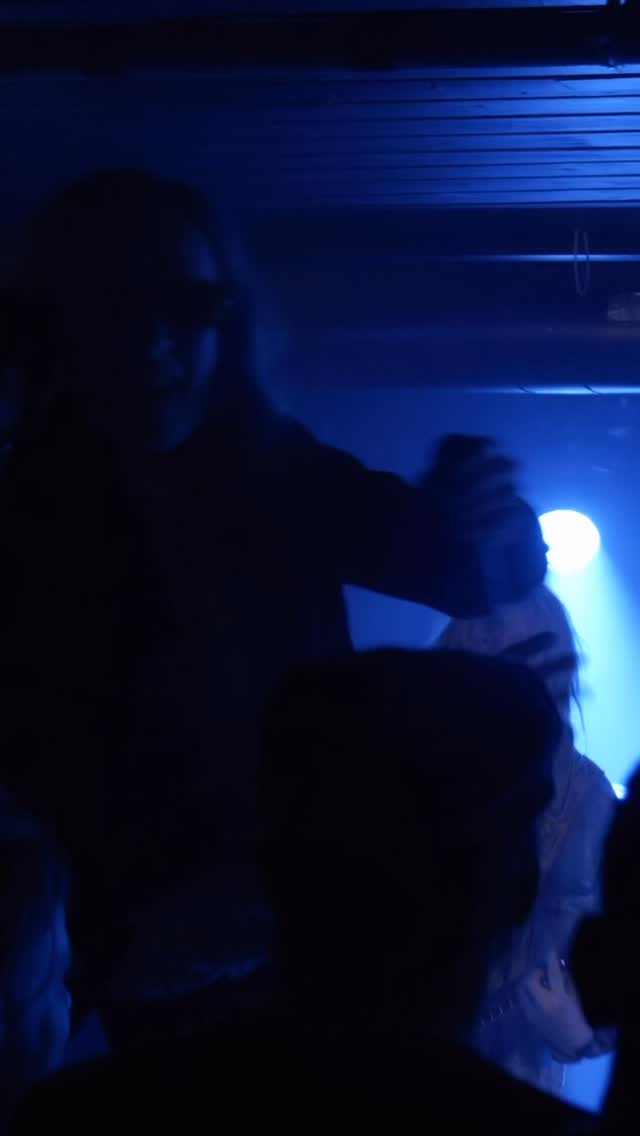 God påske!🐣 5 måneder til Sunny B, Gluecifer og Zugly gjør det stint på scenen og serverer et vanvittig trøkk i den nydelig, gamle kinosalen på Parkbiografen. -med tenning fra første riff 😎
Det er gøy å se at dere sikrer dere billetter allerede nå! 🫶🏻
Dørene åpner 18.00
ID 18 nede.
ID 20 på galleriet,
ViP med sitteplasser og alle rettigheter.
Billetter skienlive.no
Kun 695,- / 895,- (galleriet)
🫶🏻