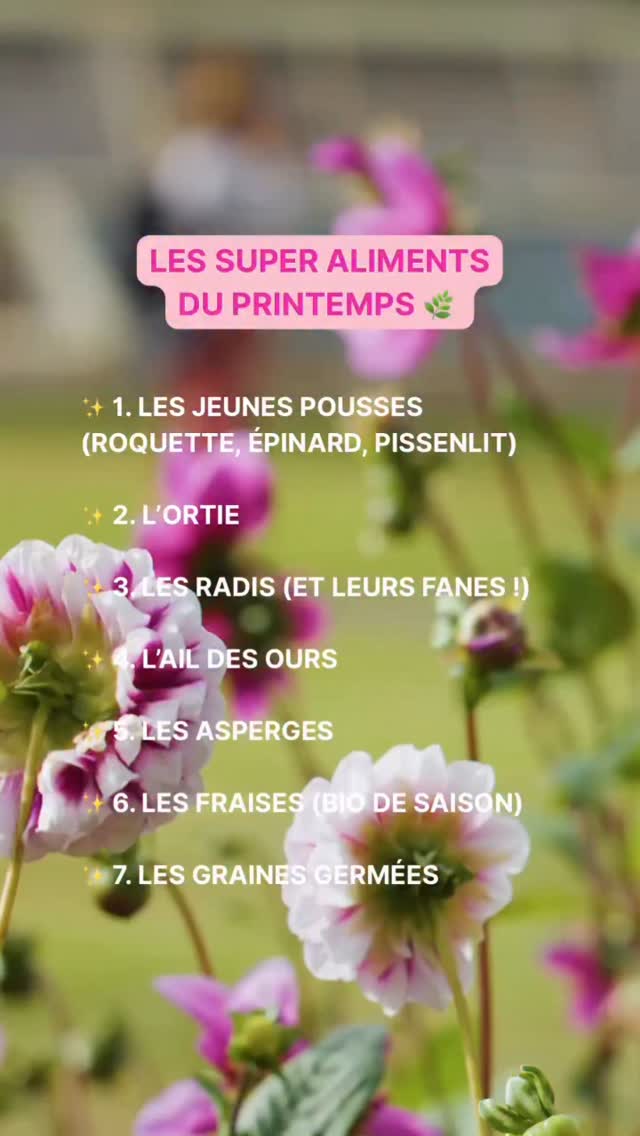 ✨ 1. Les jeunes pousses (roquette, épinard, pissenlit)
Ultra-riches en chlorophylle, elles soutiennent la production de globules rouges et favorisent l’oxygénation cellulaire.
Le pissenlit est un hépato-drainant majeur, stimulant en douceur les fonctions du foie.
✨ 2. L’ortie
Véritable trésor reminéralisant (fer, silice, calcium).
Parfaite en période de fatigue printanière ou de chute de cheveux.
➡️ Action : tonique + dépurative
✨ 3. Les radis (et leurs fanes !)
Riches en composés soufrés, ils participent à la détox hépatique (phase 2).
Ils stimulent également la digestion grâce à leur légère saveur piquante.
✨ 4. L’ail des ours
Puissant détoxifiant naturel, il aide à éliminer les métaux lourds et soutient la circulation sanguine.
➡️ Intéressant en cure courte au printemps
✨ 5. Les asperges
Diurétiques, elles soutiennent le travail des reins et favorisent l’élimination des toxines hydrosolubles.
➡️ Idéal en cas de rétention d’eau
✨ 6. Les fraises (bio de saison)
Riches en vitamine C et antioxydants, elles participent à la protection cellulaire et à la relance immunitaire après l’hiver.
✨ 7. Les graines germées
Concentré enzymatique exceptionnel, elles augmentent la biodisponibilité des nutriments et soutiennent la vitalité globale.
💡 Mon conseil naturo
Au printemps, on privilégie :
✔️ le cru (mais adapté à votre terrain digestif)
✔️ les saveurs amères et légèrement piquantes
✔️ la simplicité alimentaire pour alléger le système digestif
⚖️ L’objectif n’est pas de “détoxifier à tout prix”, mais de remettre du mouvement dans les émonctoires en respectant votre énergie.
#naturopatherennes #solutionsnaturelles #santenaturelle #spring #printemps