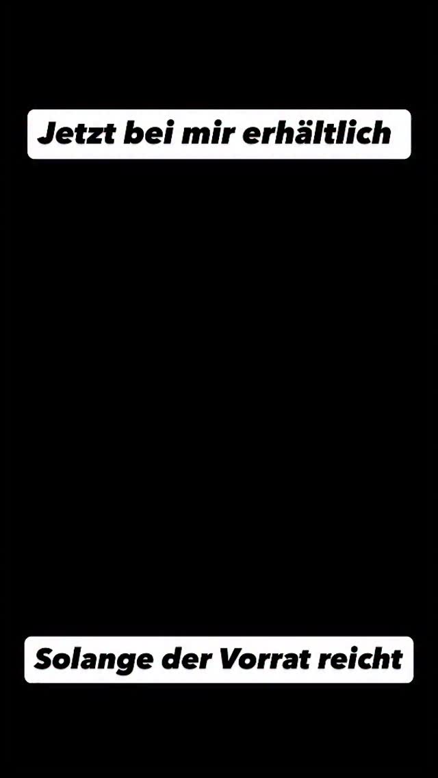 Brotkorb mit Wärmestein
Funktionen & Vorteile
Länger warm genießen: Terrakotta-Stein speichert Wärme und hält Brötchen & Co. länger warm
Sanfte Wärme statt Feuchtigkeit: Baumwolltuch hält die Wärme, lässt aber Dampf entweichen – so bleiben Backwaren appetitlich
Hochwertiger Naturfaser-Korb: dekorativ, leicht und robust
Alltag & Festtag: passt sowohl zum Sonntagsfrühstück als auch zur festlich gedeckten Tafel
Flexibel nutzbar: Korb auch ohne Stein als Brotkorb oder Tischkorb einsetzbar
Einfache Anwendung: Stein vorheizen, ins Tuch legen, Brot dazu – fertig
Pflegeleicht: Stein und Korb lassen sich leicht reinigen, das Tuch ist maschinenwaschbar
Produktmerkmale
Set-Inhalt: Korb, Wärmestein, Baumwolltuch
Abmessungen: ca. 29 × 29 × 14,5 cm
Material Korb: Naturfaser (Rohrkolben)
Material Wärmestein: Terrakotta, ofengeeignet bis 175 °C (nicht zum direkten Backen geeignet)
Material Tuch: 100 % Baumwolle, maschinenwaschbar bei 40 °C
Geeignet für: Backofen (nur Stein)
Pflege Stein: von Hand mit heißem Wasser reinigen, vor dem Reinigen vollständig abkühlen lassen
Pflege Korb: mit trockenem oder leicht feuchtem Tuch abwischen, nicht einweichen
Pflege Tuch: Maschinenwäsche bei 40 °C, nicht bleichen, schonend trocknen
Hinweis: Korb und Stein immer mit einem hitzebeständigen Untersetzer verwenden, um Oberflächen zu schützen
Garantie: 2 Jahre
#Brotkorbmitwärmestein #pamperedchefdeutschland #Neuheit