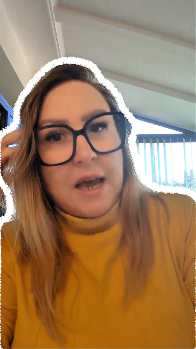 ON T'A TOUJOURS DIT QUE TU ÉTAIS "TROP"... CETTE VIDÉO EST POUR TOI. 🪓
J'ai passé 20 ans dans l'entrepreneuriat à avoir l'impression d'être une extraterrestre. À m'épuiser pour "lisser" mon cerveau en arborescence afin de rentrer dans le fameux moule "corporate".
La vérité ? Si tu te sens constamment en décalage, tu n'es pas le problème. Ton épuisement est simplement le prix exorbitant du "Masking" (le fait de te sur-adapter).
Ton hypersensibilité, ton intensité, tes 1000 idées à la minute (HPI, TDAH, etc.) ne sont pas des bugs. C'est ton avantage concurrentiel déloyal pour bâtir ton empire souverain.
Dans cette vidéo, je te dis pourquoi il est vital de faire tomber le masque de la bonne élève pour enfin déployer toute ta puissance.
On arrête de bricoler, on architecture ! 🏛️
👇 Écoute ce message, et abonne-toi si tu es prête à transformer ton chaos en une structure inébranlable.
Ose être toi, bordel ! ✨