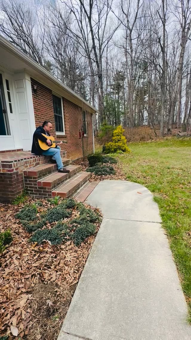 “Little Delilah” drops to all streaming and digital platforms tomorrow, March 27. Please take 3 minutes and give it a listen and some love!
✍️: @jonweisberger and @moustachemandolin
🎙️: @aldridgedarin
🎶: @spotify
💿: @mountainfevermusic
#singersongwriter #bluegrassmusic #bluegrasslife #mikemitchellmusic #lovesongstorchandbluegrass