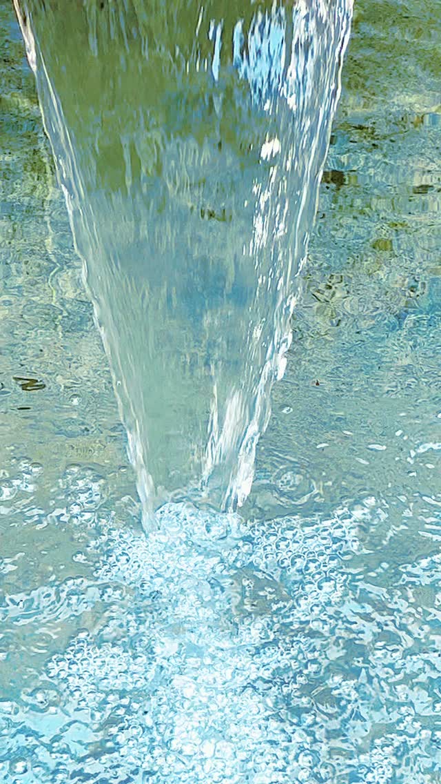 Lembre-se de quem você É.
A ciência já nos mostra que somos muito mais do que matéria. Somos energia, movimento, possibilidades.
Hoje já temos acesso a informações que revelam o nosso poder, muito além daquilo que fomos ensinados a acreditar.
Mas, imersos no medo, culpa, insegurança e distrações, seguimos manifestando um planeta de falta, de desigualdade, de dor e de desconexão.
A verdade liberta. E a verdade é simples: somos seres de luz manifestando a vida.
O verdadeiro poder vive dentro de cada um de nós. E acessá-lo não exige esforço, é um lembrar.
Um retorno para si.
É preciso apenas se permitir olhar para dentro e se perguntar:
Quem Sou eu?
Humana aprendendo a Ser
Eu Sou aqui
Eu Sou aí
Silvana da Cunha
Cientista Intuitiva • Alquimista • Mentora • Palestrante • Consteladora Sistêmica Familiar • Terapeuta Holística • Fundadora da TQC Cura Quântica®️ e do Despertar Quântico da Consciência
www.florescimentocriativo.com
@silvanadacunha333