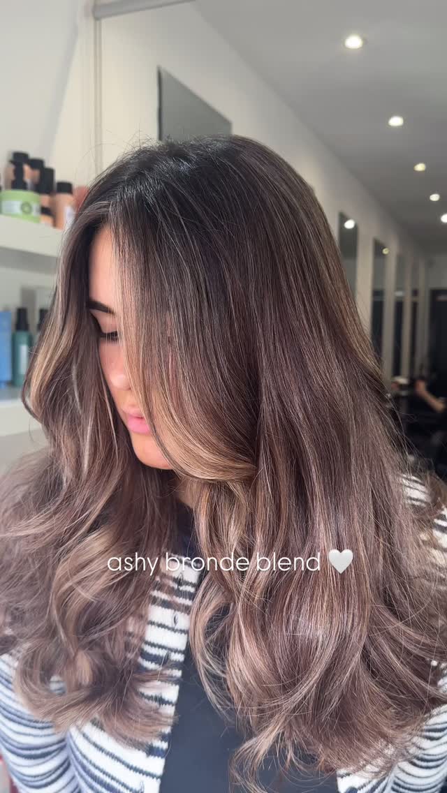 Breaking through uneven red/warm build up to create a softer, more wearable bronde 🤍
We started with a strand test to keep everything controlled and protect the condition, then carefully lifted out warmth and rebalanced the tone for a more seamless finish.
The goal wasn’t to go overly light, just to soften, blend and create something that will grow out naturally and stay looking expensive ✨
Low maintenance, done properly 🤍
Tap the link in bio to book your colour appointment ✨
#edinburghhairdresser #edinburghhair #edinburghsalon #edinburghcolourist #hairbyneve