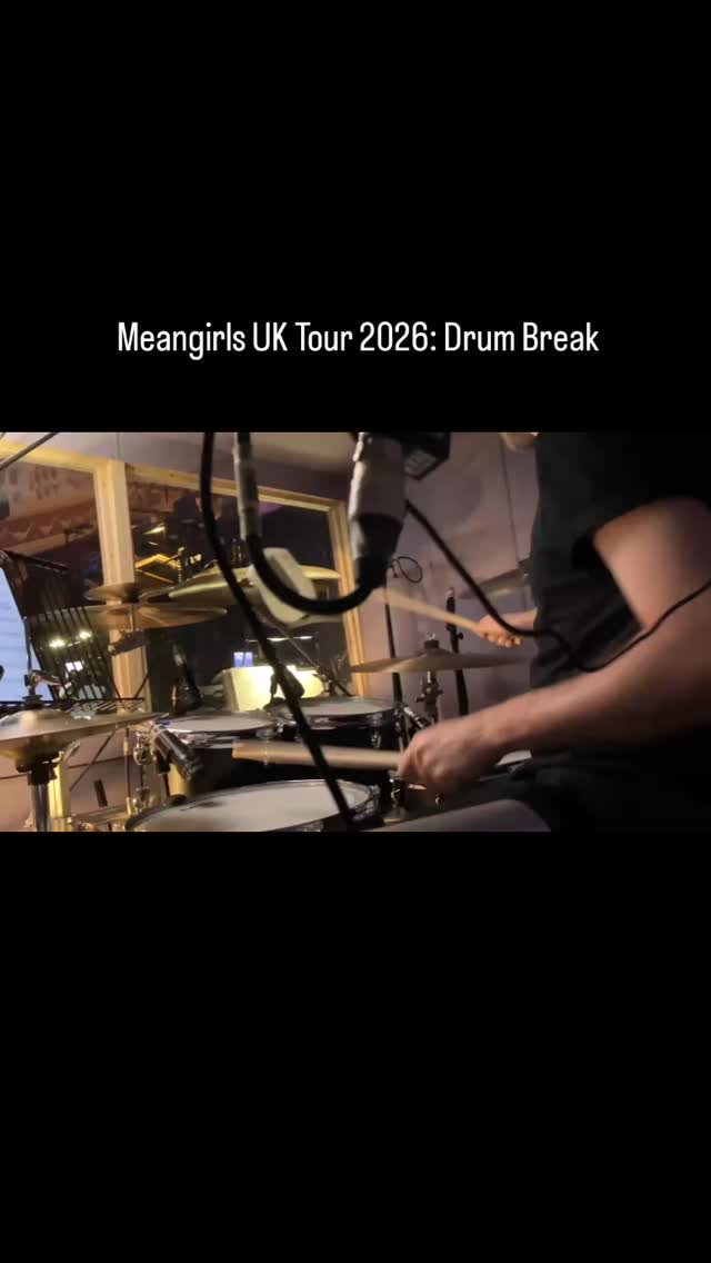 Here's a little clip of the drum break from the playout of the Meangirls UK Tour, filmed and sent over to me by @charliesmithdrummer who was sitting in with me tonight.
I try not to pre-plan what I'm doing for these breaks, so hopefully this one came off okay!
@yamahadrumsofficial @vateruk @dream.cymbals.uk @evansdrumheads
.
.
.
.
.
.
.
.
.
.
#meangirlsthemusical #drumsolo #theatredrummer #livedrums #drumbooth