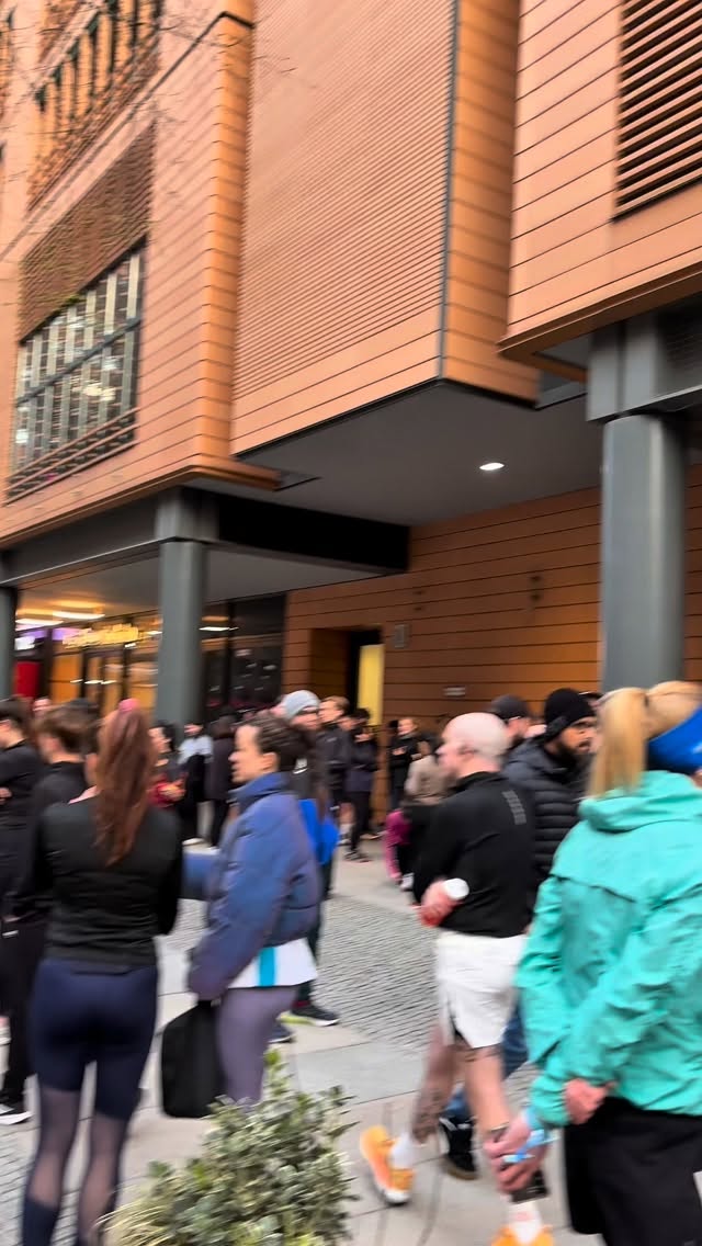 Today Enduure x Brammibal Donuts Shakeout Run quer durch den Tiergarten, kurzer Foto-Stop am Brandenburger Tor und zurück für Donut & Dryll Erfrischung bei Brammibal’s. 🍩🏃♂️
Gute Beine, gute Vibes, genau so sollte ein Race-Weekend starten 🫶 auch wenn ich dieses Jahr nur zum cheering an der Strecke stehe.
Danke für das tolle Event 🏃♀️🏃♂️ 🚀
#berlin #running #laufen #laufenmachtglücklich #runningmotivation