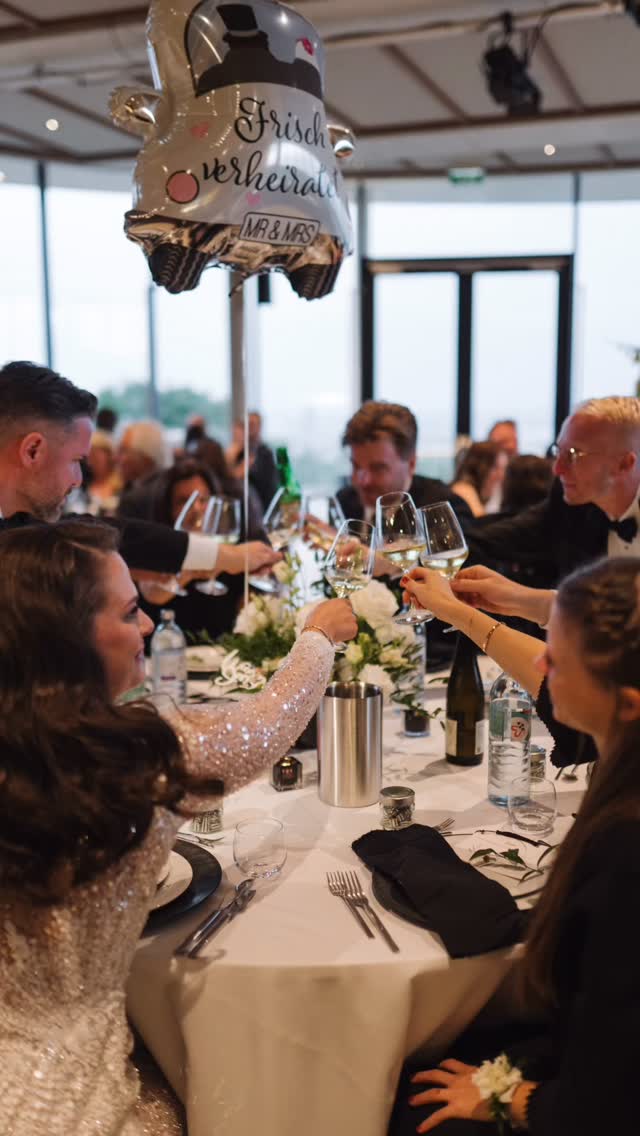 Drei Dinge, die eine erstklassige Hochzeitsparty von einer gewöhnlichen unterscheiden.
Energy is the new Luxury!🍸✨
Wenn das Design auf die perfekte Playlist trifft.
Ich plane nicht nur Hochzeite, ich kreiere Nächte, die Legende werden.
Fotos @clarabuchberger
DJ @dj_robertz
Saxophon @saxo_ben
#highendwedding #highendweddingphotographer #weddingplanner #weddingaustria #heirateninwien #hochzeitslocation #hochzeitsplanerin #heirateninniederösterreich #weddingparty #heirateninösterreich #hochzeitsdrinks #party #weddingparty #weddingsaxophonist #specialweddings #weddingentertainer