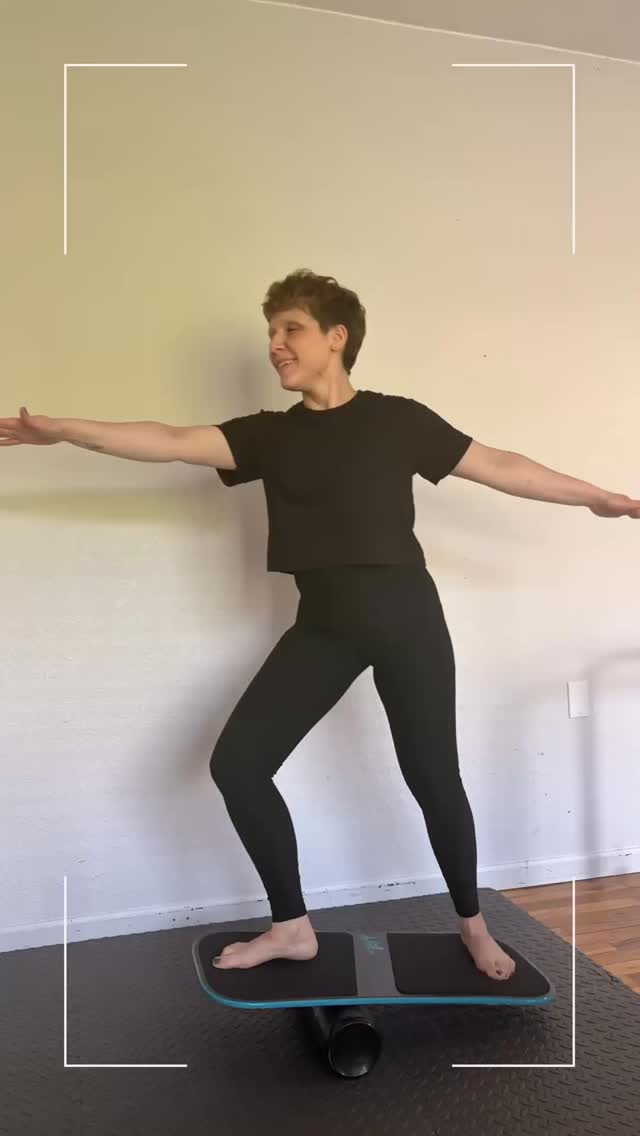 Never tried this before…
but WOW it feels amazing 🤩
Yoga + balance board = total game changer 💪🏻 #yoga #balancetraining #balanceboard #corestrength #homeworkout chairpose warrior2 MSwarrior revbalance