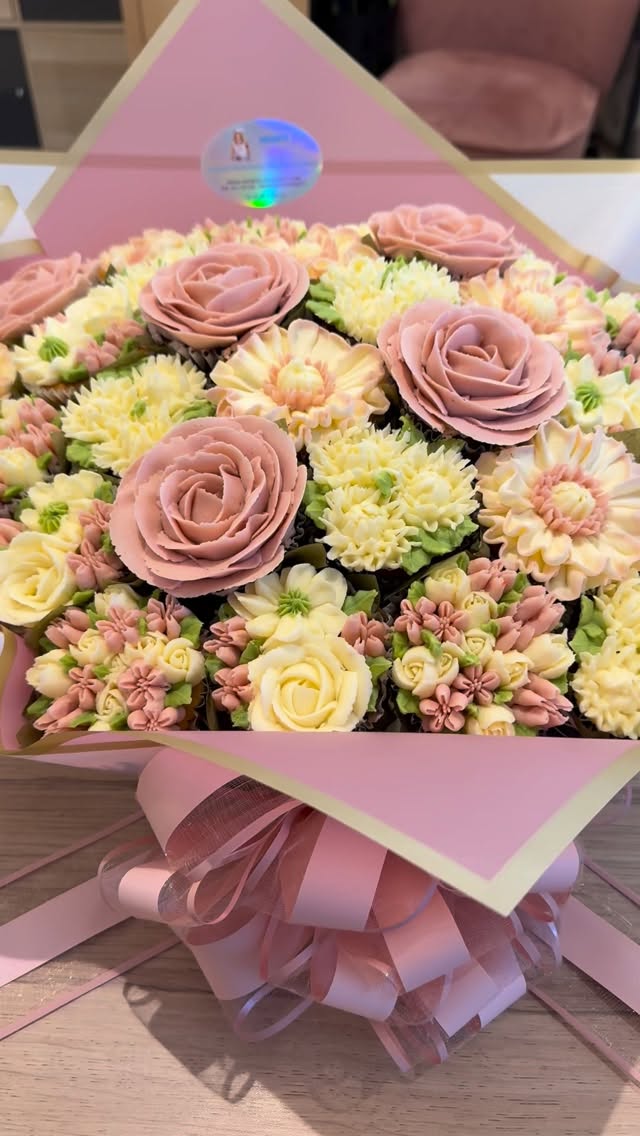 Magnifique bouquet deluxe 24 cupcakes pour un wedding cake 🧁💐
Tous nos vœux de bonheur aux jeunes mariés 💞
#incroyablemariagesgitans #weddingcakesofinstagram #4mariagespour1lunedemiel #angiescupcakes77 #pariswedding @lagnycommerces @salon_du_mariage_coulommiers