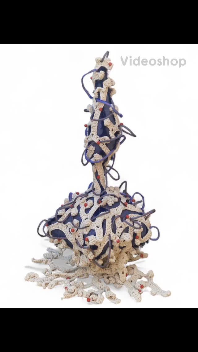 Een maand geleden kocht ik een tasje met restmateriaal bij het Weverijmuseum in Geldrop, die een ceatie-challenge organiseerde: Laat je inspireren door de prachtige kunstwerken van Liselot Cobelens en maak een eigen organische creatie. Dat was een groot succes; binnen een uur alle tasjes verkocht en een bonte verzameling creaties die werd ingeleverd.
Ik behaalde de zesde prijs, en mijn creatie wordt één maand opgesteld in het museum. Súperblij ben ik daarmee. Toch heel wat uurtjes werk heb ik er ingestoken.
"Wildgroei" heet mijn creatie; laat de natuur maar lekker haar gang gaan. Laat de planten maar groeien zoals ze willen groeien.
Het was een hele fijne middag op een inspirerende plek, het Weverijmuseum, waar het ambacht centraal staat en waar vele enthousiaste vrijwilligers werken.
Ook een dikke proficiat voor alle andere prijswinnaars, volgens mij waren we allemaal verrast dat we prijs hadden.
Hopelijk wordt er nog eens een challenge georganiseerd. Het is leuk om eraan mee te doen, en zo krijgen restmaterialen, die anders worden weggegooid, een nieuw leven.
.
#creatiechallenge #liselotcobelens #wildgroei #textileart #weverijmuseumgeldrop