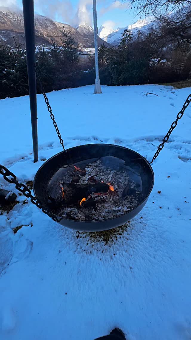 Tal vez eso también es vivir.
#poesiadelinvierno
#poesiadelhielo
#vozdelsilencio
#poesiaypaisaje
#poesiavisual