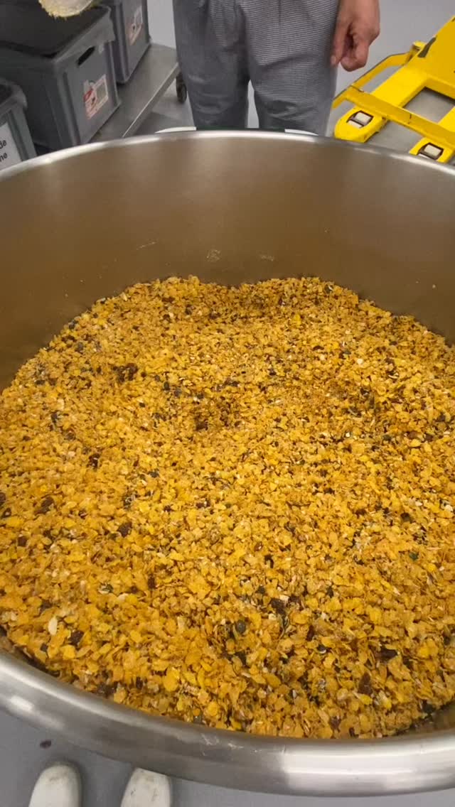 L’HISTOIRE DERRIÈRE CHAQUE SACHET 🇨🇭
Tout commence par un mélange soigneusement préparé.
Des ingrédients sélectionnés, travaillés à la main.
Puis vient la cuisson, surveillée avec précision.
Et enfin, chaque sachet est rempli, un à un.
Derrière chaque granola,
il y a des mains, du temps,
et une vraie passion du métier.
#lesgranolasdejenny #granola #sansgluten #suisse #chocolate