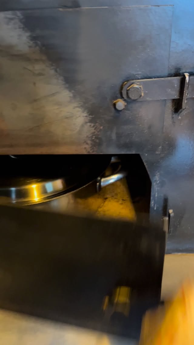 Kapağı açınca gelen o koku…
Akşamdan fırına giren ilik ağır ağır çözülüyor, lezzet tam yerini buluyor.
Bu tencerenin sonu Viridian usulü mercimek çorbasına çıkıyor 🍲
#beylikdüzü #karadenizpidesi #pide #çorba