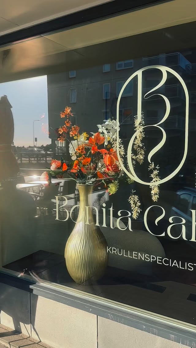 SALON REVEAL ❤️
Het is feest vandaag! Niet alleen bestaat onze salon 5 jaar, maar is ook Talitha 5 jaar in dienst & hebben we onze salon in Zwijndrecht geopend.
Na een periode van 3 maanden bloed, zweet en vooral veel tranen is het ons gelukt om een prachtige salon neer te zetten met elkaar. Ik ben zo ongelofelijk dankbaar🥰.
Alle lieve klanten bedankt voor jullie vertrouwen in ons keer op keer, en we hopen dat voort te zetten in Zwijndrecht.
Mijn lieve collega’s, Talitha, Chantal, Soraya & Romy, bedankt voor jullie inzet, geduld en onvoorwaardelijke steun en vertrouwen in mij en ons. Wat ben ik trots op jullie en op ons als team. Lief & leed en lol word gedeeld maar ook werken we kneiterhard. Bedankt voor al jullie steun, zonder jullie had het niet gelukt! En vooral Taliet want hoe hou je het al 5 jaar uit joh 🤪🤪
Mijn lieve vrienden en familie, zonder jullie hulp met klussen was het nooit zo’n prachtige salon geworden😍
We ontvangen jullie vanaf morgen met heel veel enthousiasme op het maasplein 66 in Zwijndrecht 🥰
Ik ben heeel benieuwd wat jullie er van vinden! Laat je het weten in de comments? ❤️❤️