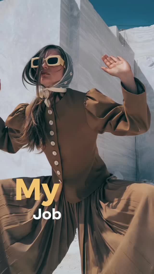 The energy that comes from doing the job we all dream of really makes a difference, and when women do it, the impact is amplified. There’s nothing I can’t do with this small but powerful team 👑
We play with colors, lights, poses, and equipment with the same excitement as when our teacher gave us a craft assignment in elementary school, and the costumes are from a very talented woman’s own playground and a pioneer in that field. 👼🏽 @tiny.official
@cansinsaglam