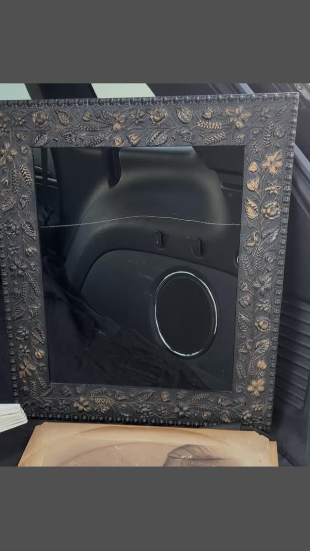 These are my picks from two additional garage sales I hit on Friday! Check out that frame! It’s spectacular. #junkismylife #garagesalehaul #welcomehomevintagetour #vintagedecortour #vintageframes