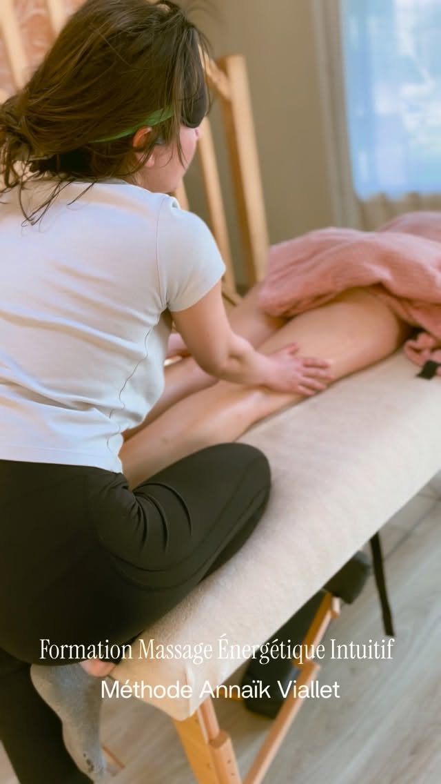 ✨Formation Massage énergétique intuitif - Méthode unique par Annaïk Viallet
Ma formation est un voyage intérieur.
Une reconnexion profonde au corps, au cœur et à l’âme.
Une transformation personnelle à travers le toucher, la présence et l’intuition.
Une formation qui ouvre des portes intérieures, qui élève la conscience et qui guide vers plus d’alignement.
Une expérience humaine, vibratoire et profondément transformatrice.
🤍
Elle ouvre à d’autre dimension : La dimension du cœur, de l’âme et de l’amour dans chaque geste.
#massageintuitif #developpementpersonnel #spiritualité #formationbienetre #massageenergetique