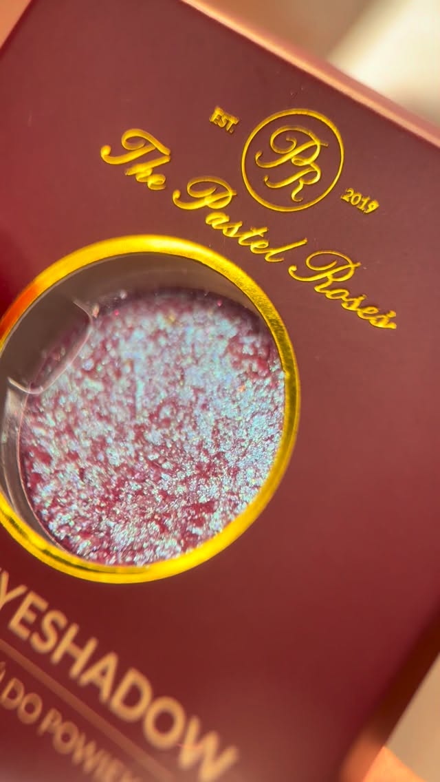 One eyeshadow that gives a true “wow” effect and still works perfectly for everyday wear?
Definitely **Electric Twinkle** – a pink-blue shade that beautifully reflects the light and creates a stunning wet-look effect on the eyelids. It’s subtle, yet eye-catching with every movement ✨ #thepastelroses #makeup #indiebrand