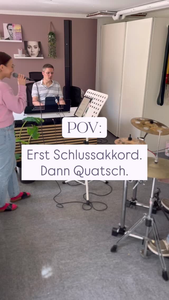 Wir sind Profis auf der Bühne - und gleichzeitig auch Freunde, die einfach gern Zeit miteinander verbringen.
Bei der Probe führt das schon ab und an zu spontanem kollektivem Quatsch machen 😂 …
wir nehmen unsere Arbeit sehr ernst, aber uns selbst manchmal nicht so sehr. 🤪
Beim Auftritt könnt ihr aber diese Leichtigkeit und die Verbundenheit der Bandmitglieder auch hören. Es „Menschelt“ eben bei uns und das trägt auch unsere Musik! 🎶