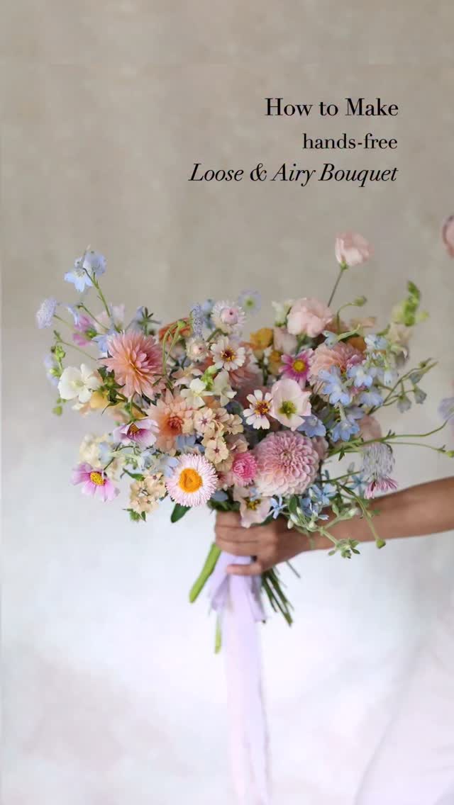 Hands-free, loose and airy bouquet with summer pastel flowers. Most of the flowers are from a local flower market @connecticutflowercollective with a few from my small garden.
Working with smooth, slender, healthy stems makes the bouquet making process much easier, and helps the bouquet feel lighter and softer 🌿
Flower materials:
– dahlia
– lisianthus
– delphinium
– phlox
– tweedia
– didiscus
– strawflower
– snapdragon
– cosmos
- zinnia
Floral Tool:
StemSlider bouquet tool (rose gold)
.
.
.
.
#stemslider #stemsliderbouquet #handsfreebouquet #weddingbouquets #bridalbouquets