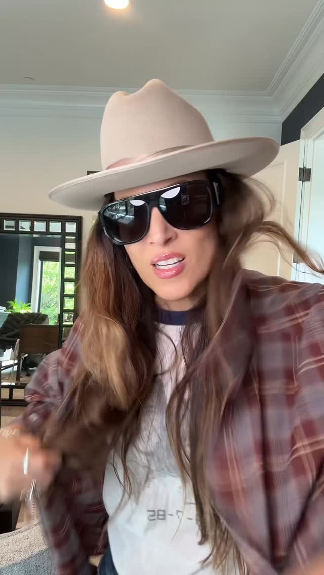Sunday early morning drives through Mulholland is forever a vibe. Happy Easter!! So full of gratitude. ❤️#fashiontips #outfitinspo #casualstyle #fashiontrend #sundayootd @ISABEL MARANT Stetson @Levi’s @caballerobuckle @ares.tag