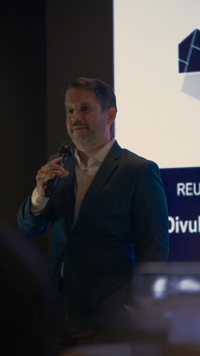 O Sinduscon Anápolis reuniu lideranças políticas e empresariais para a apresentação dos dados do mercado imobiliário do 4º trimestre de 2025. Para o presidente, Luiz Antônio Rosa, o monitoramento do mercado é fundamental para entender a absorção e o estoque dos produtos, além de auxiliar na tomada de decisões.
A reunião contou com a participação especial, no momento de networking, das empresas associadas, como o Grupo Wooba, a JS Construtora, a Isoeste Metálica e a anfitriã Lírios Incorporação & Urbanismo, que puderam apresentar seus produtos e áreas de atuação.
O evento também contou com a participação de diretores, associados, convidados e autoridades políticas, entre elas o deputado federal Gustavo Gayer, o deputado estadual Amilton Filho, o prefeito de Anápolis, Márcio Corrêa, e a presidente da Câmara Municipal, Andreia Rezende.