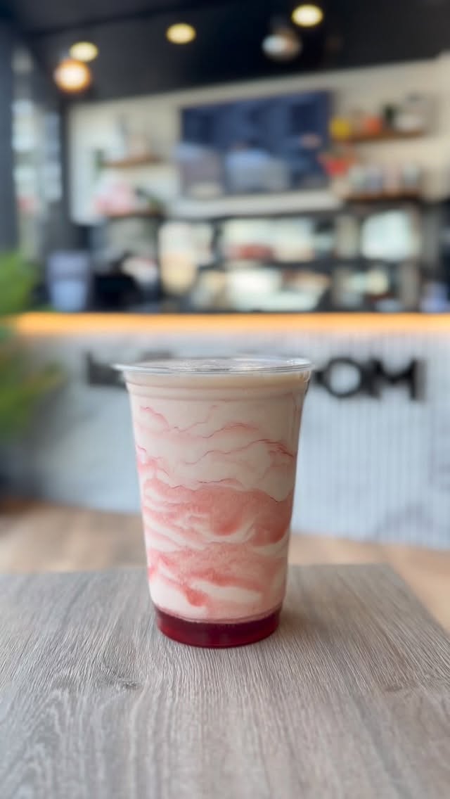 ❤️🍓 STRAWBERRY MILKSHAKE ❤️ 🍓 #milkshake #strawberry #sweettreat #koffeeroom