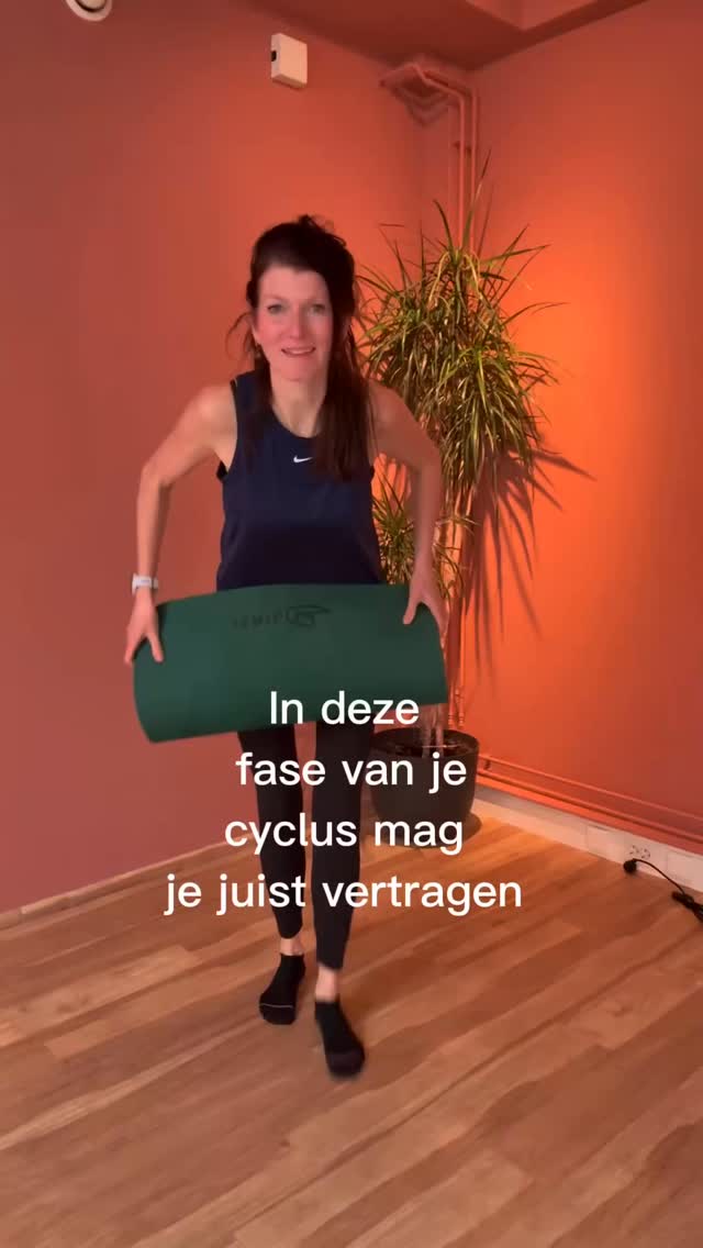 Stop met jezelf pushen in deze fase van je cyclus
Je bent niet lui.
Je lichaam werkt gewoon anders
Tijdens je menstruatie en de dagen ervoor (eind luteale fase) gebeuren er een aantal belangrijke dingen:
→ je hormonen dalen
→ je energie neemt af
→ je zenuwstelsel wordt gevoeliger
En tóch verwachten we van onszelf dat we hetzelfde blijven presteren…
Dat is precies waarom je meer last kunt hebben van:
⚡ vermoeidheid
🍫 cravings
😵💫 brain fog
😤 prikkelbaarheid
🌿 In de Ayurveda is dit een Vata-periode
→ jouw lichaam vraagt om: rust, warmte en vertraging
💡 Wat helpt nu juist helpt in deze fase?
🧘♀️ Rustige beweging
(wandelen, yin yoga, rustige pilates)
🥑 Warme, voedende voeding
(denk: soepen, havermout, gezonde vetten)
🛁 Meer ontspanning
(warm bad, ademhaling, journaling)
🌙 Leven volgens je cyclus
(minder plannen, meer naar binnen keren)
Eerlijk?
Dit had ik zó graag eerder willen weten.
Ik ging eigenlijk altijd in hetzelfde ritme door.
Tot ik ging luisteren naar mijn lichaam.
En dat veranderde echt veel:
✨ minder klachten
✨ minder cravings
✨ meer energie de rest van de maand
Leef jij al volgens je cyclus? Ik ben benieuwd hoe jij dingen doet en ervaart en wellicht heb je nog fijne tips! Laat ze dan zeker weten hieronder. #levenvolgensjecyclus #menstruatie #lutealefase #perimenopauze #yoga