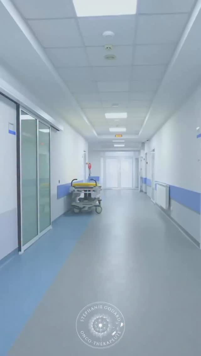 « On m’a menti sur l’après-cancer »
« Le plus dur dans le cancer… ce n’est pas les traitements».
Vous êtes d’accord avec ça ? 🧐
Et si cette phrase vous dérange… regardez ce réel jusqu’au bout.
❌Parce que non, la fin des traitements ne marque pas la fin du problème.
Elle marque la fin du cadre.
Et ça, personne ne vous le dit vraiment.
👉🏻Ces phrases, je ne les sors pas de nulle part. Ce sont des paroles de mes patient(e)s en séance.
Dans ce réel, je mets des mots sur ce que beaucoup vivent après un cancer.
C’est souvent là que ça se complique. Pas pendant mais APRÈS.
👉🏻Si vous êtes concerné(e), vous allez probablement vous reconnaître.
👉🏻Et si vous ne l’êtes pas, ou si vous êtes un proche aidant, ça vous aidera à comprendre ce que vivent vraiment les personnes en rémission.
💬 Dites-moi en commentaire :
Est-ce que quelqu’un vous avait parlé de cette phase-là ?
Qu’est-ce qui a été le plus difficile pour vous… une fois que “tout était fini” ?
#cancer #aprescancer #remission #parcourscancer #soinsdesupport