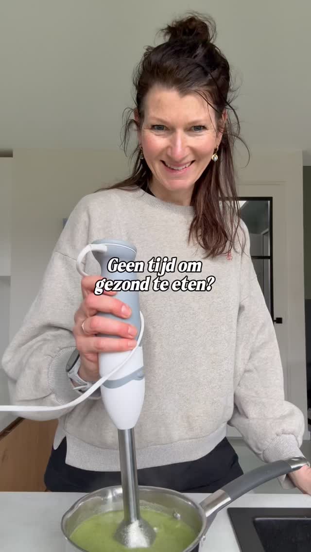 Geen tijd om gezond te eten? Dit is je reminder dat het écht simpel kan 😉
Deze broccoli soep is mijn go-to als ik snel iets voedzaams wil maken:
🥦 broccoli
🧅 ui (even bakken in olijfolie voor gezonde vetten)
🥔 aardappel
🍲 natuurlijke bouillon
🥥 beetje kokosmelk
Alles koken, blenden en klaar.
👉 Ik maak er een omeletje bij voor extra eiwitten → zo blijf ik de hele middag verzadigd en voorkom ik snaaien.
⸻
Waarom dit zo fijn is voor je hormonen?
Broccoli is een echte hormoon-helper 💚
Het ondersteunt je lever bij het afbreken van overtollig oestrogeen.
👉 Fijn bij klachten zoals:
• PMS
• opgeblazen gevoel
• cravings
⸻
Gezond eten hoeft niet ingewikkeld te zijn. Echt niet.
👉 Wat is jouw snelle, gezonde lunch? #voedingvoorvrouwen #gezondevoeding#perimenopauze #gezondelunch