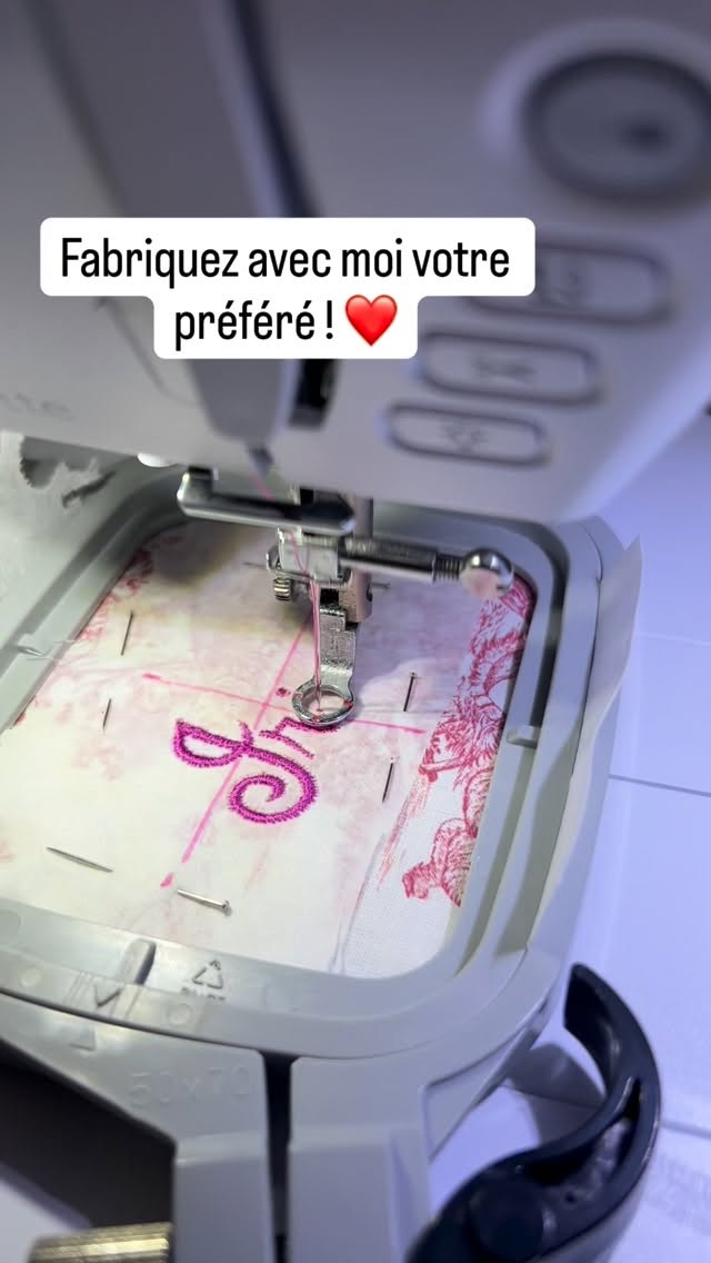 Aujourd’hui, je vous montre comment naît votre couverture bébé personnalisée préférée !
On commence par
Des tissus tous doux de qualité
Une broderie personnalisée
L’assemblage minutieux
Puis les finitions, à la main… pour des coutures invisibles.
Et voilà… Une de mes créations que vous choisissez le plus !
🛍️ Elle est disponible en ligne → lien dans la bio @sylvie_creations_toile_de_jouy ( section « cadeau bébé personnalisé »)
.
.
.
#couverturebébé #couturesurmesure #cadeaunaissancepersonnalisé #faitmainenfrance #provencealpescôtedazur