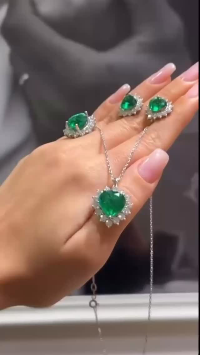 Aşkın en doğal hali... 💚 Kalp kesim zümrütün büyüleyici enerjisiyle stilinize romantik bir dokunuş katın Diamondlab’ın eşsiz zümrüt koleksiyonuyla tanışın ve her anınıza bir parıltı ekleyin. ✨
#yüzük #kupe #kolye #bileklik #diamond suyolu tektas tektaşyüzük beştaş bagetpirlanta rings necklake nisanyüzğü💍 pırlanta labaratuvar labaratuvarpırlanta cvd gift hallowen istanbullabdimaond diamondlabistanbul