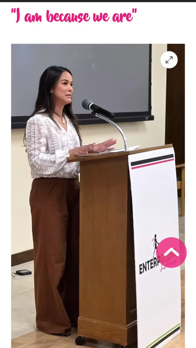 Tuve el honor de ser oradora invitada a la graduación de una de la clases de otoño de mi casa @enterprisinglatinasinc , compartí cómo llegué a Enterprising Latinas, con un sueño, pero también con miedo e incertidumbre.
Mi mensaje se centró en Ubuntu: una filosofía africana cuyo significado es «Soy porque somos».
Empezar una nueva vida en otro país, sin conocer el idioma y sin una red de apoyo no es un camino fácil,
Incluso si no hablas inglés perfecto (yo tampoco lo habló bien) TU VOZ ES IMPORTANTE, , tu cultura, tus valores y ética son tus FORTALEZA y en medio de este camino de subidas y bajadas descubrimos que tenemos una fuerza interior capaz de superar cualquier obstáculo.
SIGUE AVANZANDO!
HAZ PREGUNTAS!
PIDE AYUDA!!!
SIGUE ADELANTE QUE LO MEJOR ESTA POR VENIR!