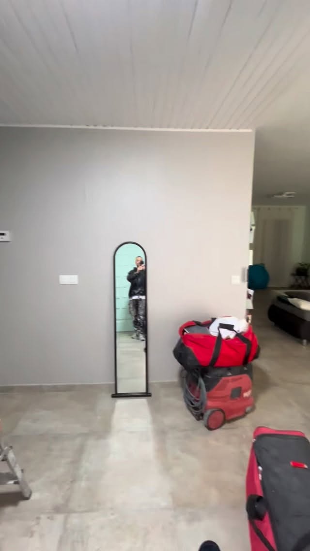 🎨 Rénovation d’une maison 💙
J’ai réalisé la mise en peinture de plusieurs espaces :
✔️ Entrée et escalier en bleu et blanc
✔️ Salle de bain
✔️ Couloir avec étagères
✔️ Chambre
Un chantier qui a permis de moderniser complètement l’intérieur avec des teintes sobres et élégantes 🤍💙
👉 Vous aimez ce style ?
👉 Besoin d’un peintre pour vos travaux ?
📩 Contact en message privé
#peintre #renovation #avantapres #renovation #travaux artisan peinture maison