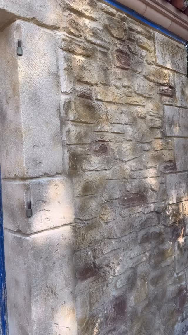 🎨 La couleur fait tout… le relief fait la différence. 🪨
Une imitation pierre réussie, ce n’est pas seulement un motif.
C’est un travail précis des teintes et des nuances pour reproduire la pierre naturelle, associé à un relief sculpté à la main qui capte la lumière et donne toute sa profondeur à la façade. 🪨
Résultat : une façade vivante, authentique, et bluffante de réalisme.
Chaque détail compte pour transformer un mur simple en façade pleine de caractère.
💬 Alors, vous validez le rendu ?
Plus d’informations sur notre site internet : www.lartistepierres.com
#imitationpierre #enduitdecoratif #relief #renovationmaison #savoirfairefrançais