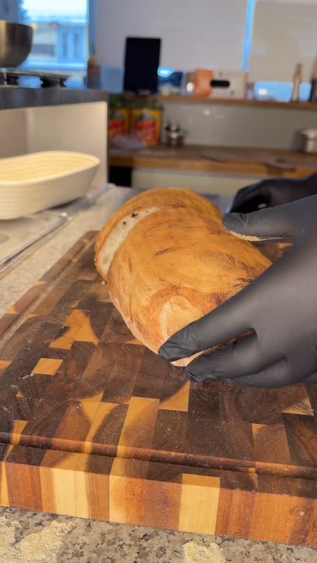 Dette fantastiske brødet er laget med lang tids fermentert deig fra biga.
Lyst på oppskrift? Kommenter brød! Så sender vi oppskriften på DM.
#pizzashop #biga #brød