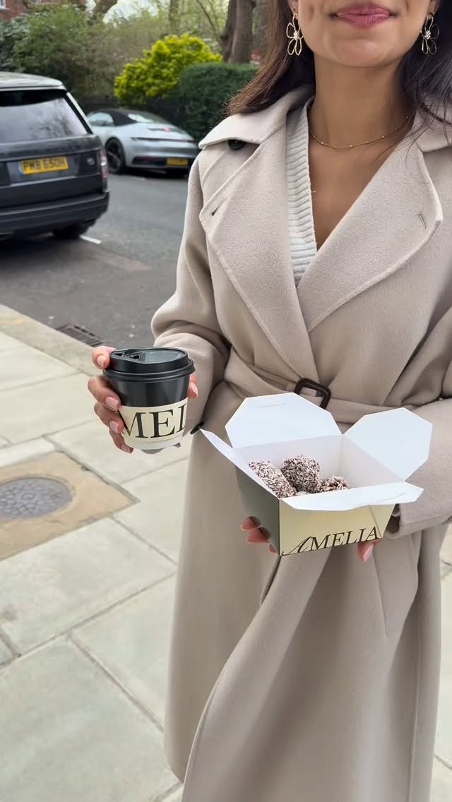 Your girlfriend doesn’t want flowers she wants a dates & coffee delivery from Amelia 🤍
#coffee #explorepage✨ #viralvideo #london #coffeeshop