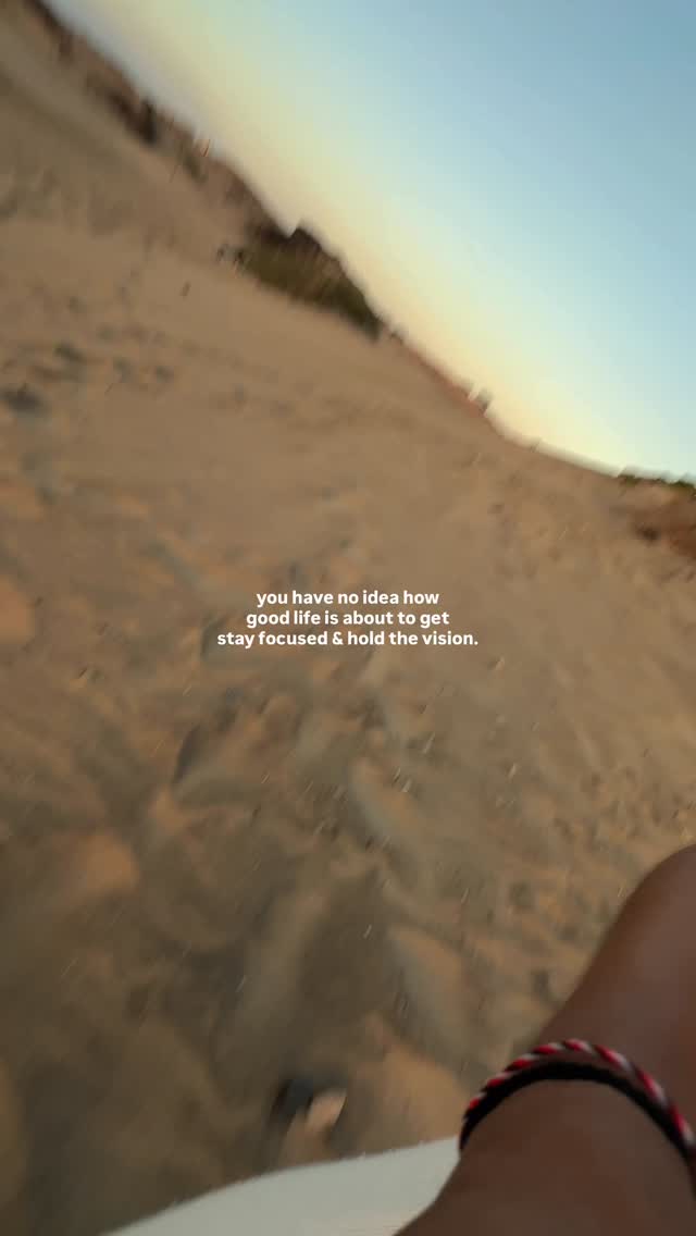 Ich manifestiere einfach jeden Traum, seit ich aufgehört habe mich immer auf die Abwesenheit von dem, was ich will, zu fokussieren und angefangen habe, mich nur noch auf das Gefühl zu fokussieren, wie es ist das, was ich will, schon zu haben ✨
& bevor ich dir genau sage wie ich das mache, folg mir gerne für mehr Inspo zu Träume verwirklichen, erfüllt und glücklich leben, ganzheitliche Gesundheit, Reisen, Surfen und meinen Alltag als Selbstständige ohne hustlen 🫶🏽
Ok, also tbh das ist auch schon mein big secret, wie ich einfach jeden meiner Träume manifestiere 🥹 weil das Universum reagiert ja nicht nur auf unsere Worte, Taten & Gedanken sondern ja vor allem auf unsere Schwingung die aus all dem + unseren Emotionen besteht.
Und wenn ich mich den ganzen Tag schlecht fühle, weil ich noch nicht das habe, was ich will, aber 100 positive Manifestations Affirmationen aufsage - dann (I know so sad) - wird einfach nichts passieren!
Ich hab endlich verstanden ich DARF einfach jetzt schon die happy hippo Mimi sein, die so dankbar ist für alles was sie erschafft, die so glücklich ist, als wär sie jetzt schon finanziell frei, heftig erfolgreich und und und. Und guess what: seit ich so lebe und jeden Tag wie ein happy hippo durch die Gegend renne mit dieser absoluten Gewissheit in mir, dass ich durch meine Energy all das, was ich mir wünsche und noch so viel mehr wundervolles anziehe, ist mein Leben einfach wirklich ne 10/10. ich bin einfach wirklich so gut wie immer (außer PMS kickt hart) richtig happy, zufrieden, dankbar und erfüllt und liebe es einfach dieses Leben zu leben und zu erschaffen 🥹✨🤍🦋
Und bin einfach nur so glücklich, dass ich das endlich geschafft habe wirklich umzusetzen - weil es ist echt gar nicht so easy sich nicht dem Mangel hinzugeben & sich immer wieder da rauszuziehen, wenn man sich doch mal hingegeben hat 🫠
& jetzt bist du dran: Ready, Set, Go! Geh los, Träume erfüllen - du weißt ja jetzt wie 🥹✨💭🫶🏽