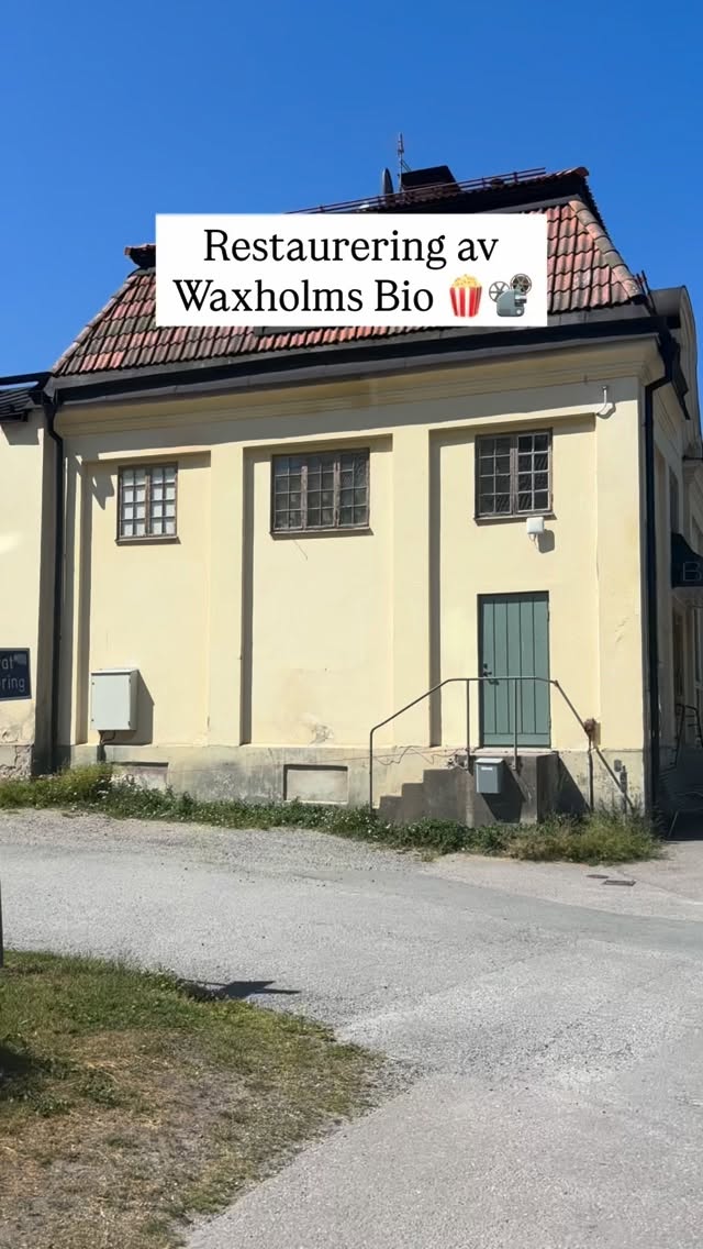 Waxholms Biografteater är en av Waxholms signatur byggnader – invigd 1918 vilket gör den till en av Sveriges äldsta aktiva biografer💎🍿📽️🎞️
Under åren har vi fått förtroendet att genomföra flera åtgärder på bion✨
Bland annat det vackra entretaket som vi hade äran att restaurera och delvis återskapa tillsammans med bland annat en byggnadsantikvarie och en kulturplåtslagare🤝
Med vår expertis inom byggnadsvård förbättrar vi fastigheter – samtidigt som vi bevarar deras unika charm och historia 🤎
Har du en äldre fastighet som behöver lite omvårdnad? Kontakta oss ✨
📞 08-541 350 71
📩 info@wolfbuilder.se
Film/bilder Wolfbuilder AB @ellagotbring @hanslinus