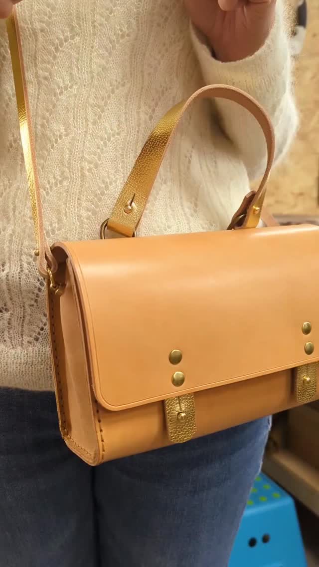Bien fait, par toi 🤣
Retour en images sur l'atelier sac Samia...
Découvrez les pépites fabriquées par Lucie, Mégane et Béatrice...
5h de fabrication dans mon atelier de maroquinerie pour : choisir les cuirs et accessoires, couper, abbat-carrer, flieter, coudre, monter les rivets, faire le travail de finition... Une belle découverte des savoir-faire maroquinier.
BRAVO les filles pour vos créations 🤩
MERCI beaucoup pour votre confiance 😍
Bonne soirée
Marion
#saccuir #maroquinerie #cuir