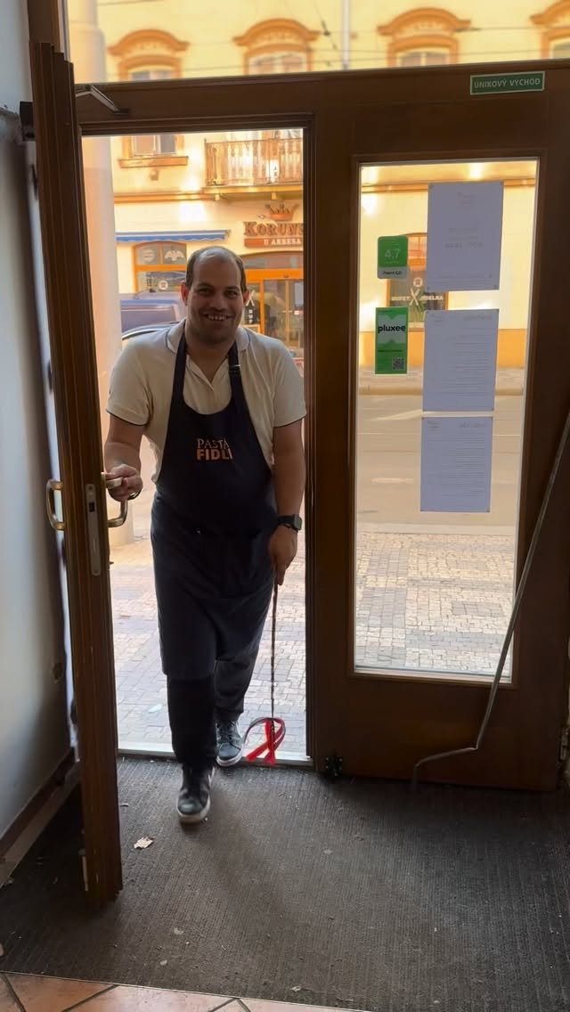 Velikonoce Mezi řádky voní a chutnají tak sladce,
že na pomlázku dorazil i Jarda z pizzerie. 🐣😄
A Bára? Ta ho nenechala odejít jen tak…
Naložila mu tolik dobrot, že to málem neunesl. 🧁💛
Stavte se Mezi řádky pro velikonoční beránky, mazance
a další dobroty, které prostě k oslavám jara patří. 🌸🌱
#Meziradky #udvourohliku #etincellecz #socialnipodnik #hendikepneniprekazka