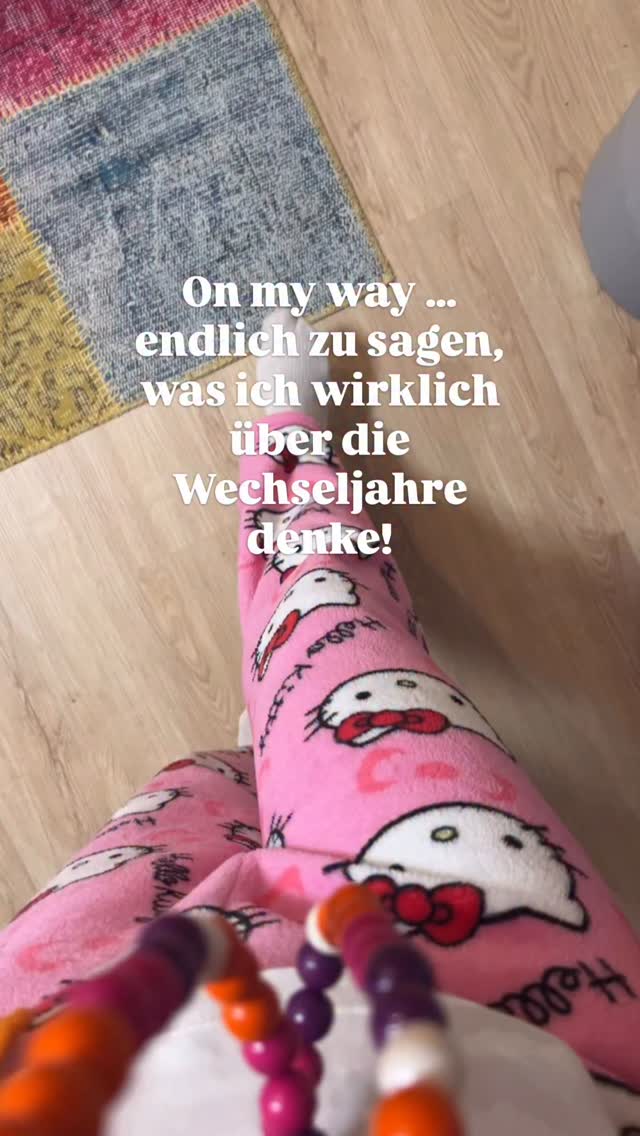 Ganz ehrlich? Es reicht!
Jahrelang wurde über die Wechseljahre geschwiegen oder hinter vorgehaltener Hand die ärgsten Geschichten erzählt.
🩷🧡 Jetzt endlich ändert sich etwas.
Die Wechseljahre werden zum Thema.
Frauengesundheit wird zum Thema.
Und ganz viele Frauen denken sich:
Ja, hoppala…
vielleicht sind die Wechseljahre gar nicht so schei**e, wie ich dachte!?
Das ist das Geniale an uns Frauen –
an unserer Generation X.
Wir sind die, die sich vieles einfach nicht mehr sagen lassen.
Oder gefallen lassen.
Die endlich den Kopf aus dem Sand nehmen.
Und neugierig nach oben schauen:
Was haben die Wechseljahre eigentlich si zu bieten?
Ich zeig’s dir gerne.
🎙 Jeden Freitag in MENOMIO –
der Podcast: Du glückliche Wechseljahre.
#glücklichewechseljahre #wowstattwäh #glitzernstattschwitzen