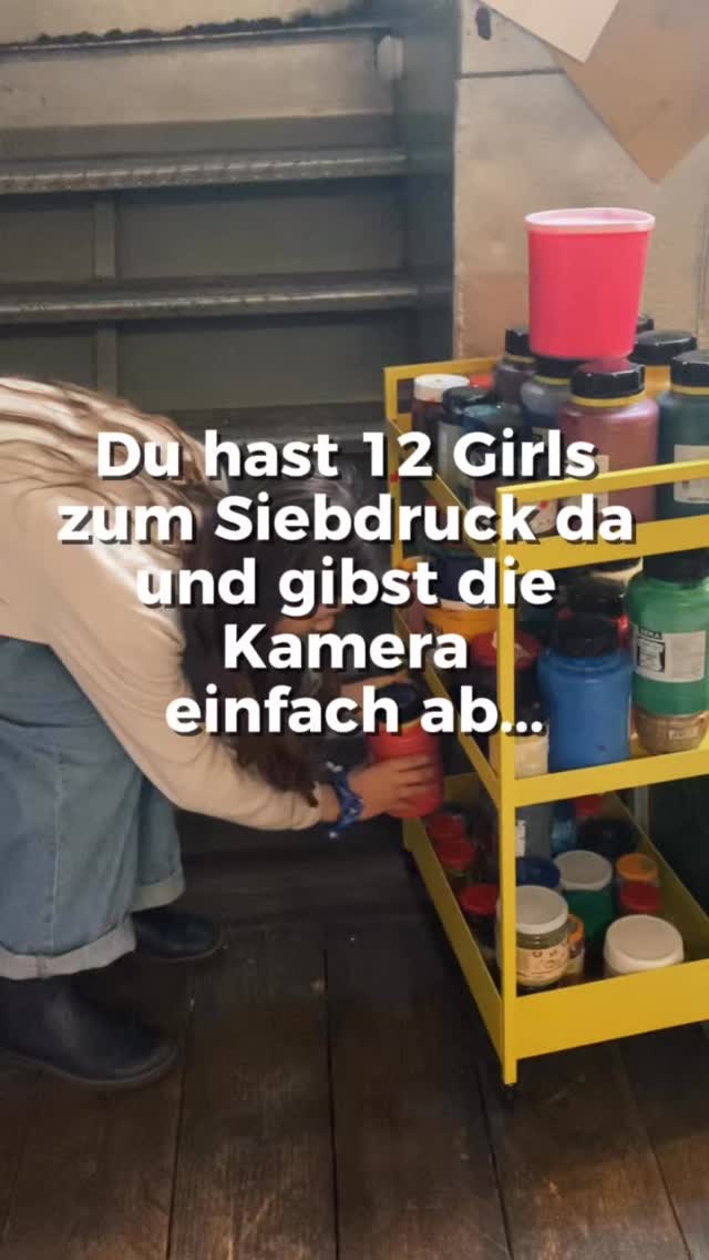 Da ich beim Drucken an allen Ecken gebraucht wurde, haben die 11-jährigen Mädels die Kamera kurzerhand selbst übernommen.
Was du hier siehst, ist der Nachmittag komplett aus ihrer Sicht. Mega Crew, voller Einsatz und viel Verantwortung. Ich glaube, das werde ich ab jetzt öfter so machen. Ich find es noch viel authentischer, wenn die Kids ihr Erlebnis selbst dokumentieren. Noch ein Pluspunkt: so bin ich auch manchmal bei der Arbeit zu sehen.
#siebdruck
#kindergeburtstag
#perspektivwechsel
#kreativwerkstatt
#kreativinhamburg