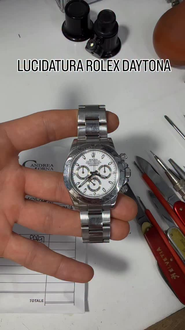 Guarda come rimetto a nuovo questo Rolex Daytona 116500 white dial.
La giusta precisione è essenziale per lavori di questo genere.
Per informazioni e preventivi nel nostro laboratorio contattaci!
#rolex #rolexpolish #daytona #lucidaturarolex