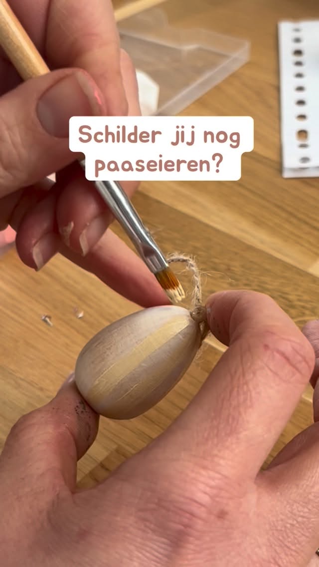 Ben jij al klaar voor Pasen?
Want wie zegt dat paaseieren schilderen alleen voor kinderen is? Hoe gezellig is het om zelf geschilderde paaseieren in je paastak op tafel te hebben staan.
Maak het vooral niet te moeilijk. Wat bloemetjes, blaadjes,
een worteltje.
Nog een kleine tip:
Bepaal van te voren welke kleuren je gaat gebruiken en maak vast een palet klaar met deze kleuren. Zo zorg je ervoor het het een geheel blijft en je tussendoor niet meer over de kleuren hoeft na te denken.
Sla op als je dit ook wil proberen 💛
Welke vond jij het leukst?
Laat het me weten 👇
#sketchjournal #lentereel #tekenenleren #pasen #paaseieren