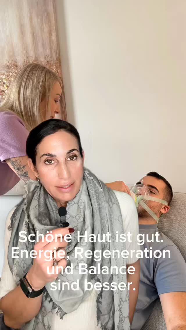 Für mich bedeutet Wellaging nicht, nur von außen zu behandeln.
Es geht um ein ganzheitliches Konzept, das Hautgesundheit, Energie, Regeneration und innere Balance miteinander verbindet.
Genau hier kann IHHT ein spannender Baustein sein.
Durch den gezielten Wechsel von Sauerstoff- und Hypoxiephasen wird der Körper darin unterstützt, seine mitochondriale Leistungsfähigkeit zu trainieren – also genau dort, wo Energie, Zellstoffwechsel und Regeneration stattfinden.
Warum ich IHHT im Wellaging so interessant finde?
Weil gesundes Altern für mich nicht nur mit Ästhetik zu tun hat, sondern auch mit Resilienz, Erholung, Stoffwechsel, Zellgesundheit und einem guten Körpergefühl.
In meiner Praxis sehe ich Wellaging deshalb immer mehrdimensional:
von innen und von außen, medizinisch fundiert und individuell gedacht.
Denn Ausstrahlung entsteht nicht nur durch straffere Haut –
sondern auch durch Energie, Balance und Regeneration.
#IHHT #Wellaging #Longevity #HealthyAging #SkinLongevity