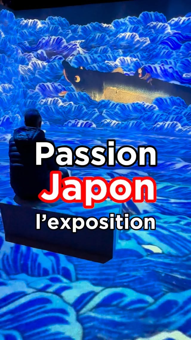 L’exposition « Passion Japon 🇯🇵 » vous plonge dans des décors grandeur nature. Tout au long du parcours, on en apprend plus les grands symboles du Japon : les samouraïs, la religion, les kimonos 👘 , la gastronomie 🍣, mais aussi les mangas ou encore le cosplay. Une expérience immersive, grâce à des reconstitutions très réalistes, des ambiances sonores et visuelles et des objets authentiques.
Ruelles typiques, boutiques traditionnelles, ambiance jeux vidéos Nintendo ou encore les fameux hôtels capsules... On passe naturellement d’un univers à un autre. Mais l’un des moments forts, c’est la partie dédiée aux estampes japonaises. Les œuvres de grands artistes prennent vie autour de nous grâce à des projections géantes et des animations numériques. C’est une manière moderne et impressionnante de redécouvrir cet art traditionnel.
Une belle occasion de découvrir en famille un Japon à la fois traditionnel et moderne, dépaysant et fascinant, le tout en quelques stations de métro.
————
📍La Villette - Espace Chapiteaux
211 Av. Jean Jaurès - Paris 19
Du 19 mars au 23 août 2026
🟢 Ouvert Mardi, mercredi, jeudi : de 14h à 19h / Vendredi : de 14h à 20h /
Samedi : de 10h à 20h / Dimanche : de 10h à 19h
Fermeture les lundis et le 1er mai
🎟️ Adultes à partir de 19,90€ / Enfants à partir de 17,90€
Tarifs famille et groupe disponibles
#lavillette #passionjapon #parisinsolite #sortieparis