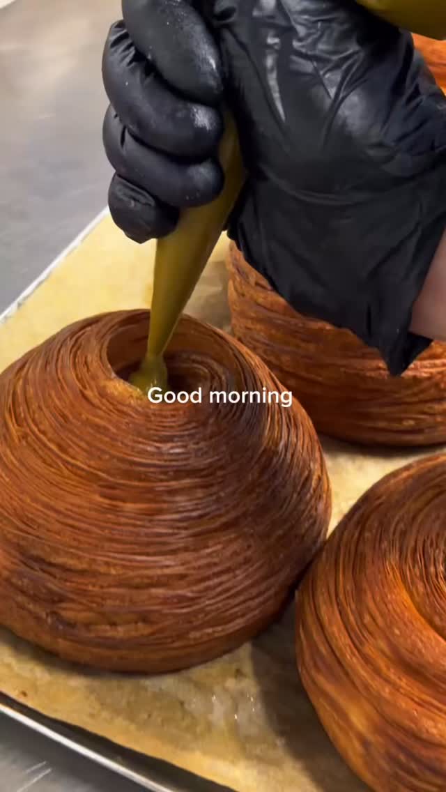 Notre thérapie matinale.... et vous c’est quoi la votre ? 😏
#lespetitesartisanes #patisseriedumoment #weekendonly #genevefood #gourmandise