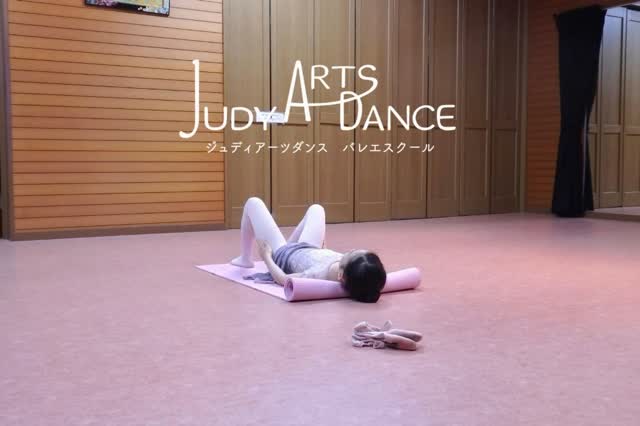 -
レッスン前のエクササイズ
&ウォーミングアップ🏋🏻
_______
エクササイズを知ることで、
レッスン前の時間やリハーサルの待機時間を使って
自分の身体に必要なトレーニングを
自分で選んでできるようになってきました。
更なる強化のために、
じっくり身体と向き合います🏋🏻
日々の努力が積み重なった成果が
ステージで発揮されるのを
どうぞお楽しみに❣️
_______
6月7日(日)
JUDY ARTS DANCEバレエスクール
第3回 バレエコンサート〈発表会〉
湘南台市民シアター 大ホール🎪
夕刻開演予定
*時間やチケットについては続報をお待ちください⸜♡⸝
_______
#judyartsdance #バレエスクール #バレエ教室 #クラシックバレエ #ワガノワメソッド
