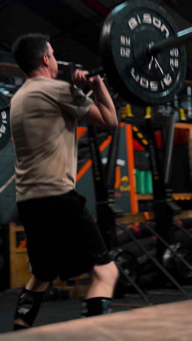 Heavy bars and high jumps 🫶
•
•
•
Athletes built at @crossfitdeviant
#sprint #hardwork #intensity #machines #family