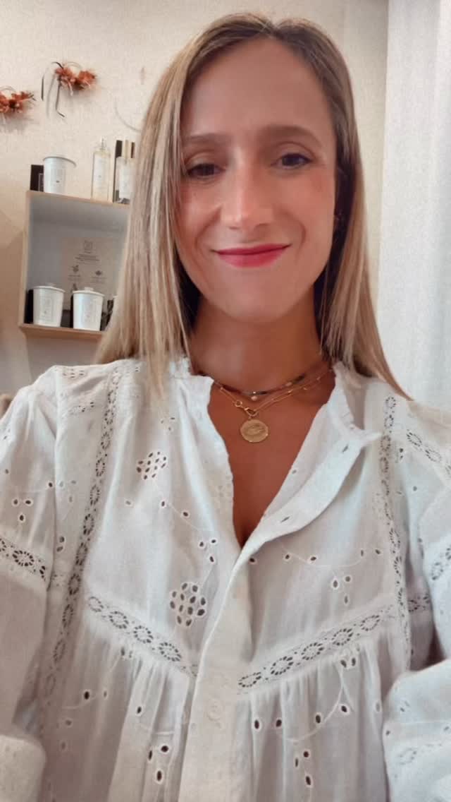Florilège de blouses en boutique : ici je porte la chemise en broderie suisse à 129,9€, avec le collier Œil de protection en plaqué or à nouveau en stock (stock très limité) et un collier en tourmalines et plaqué or à 69€ (pièce unique) uniquement disponible par message privé ou en boutique. #look #lookoftheday #lookdujour #blousecoton #filledavrilboutique